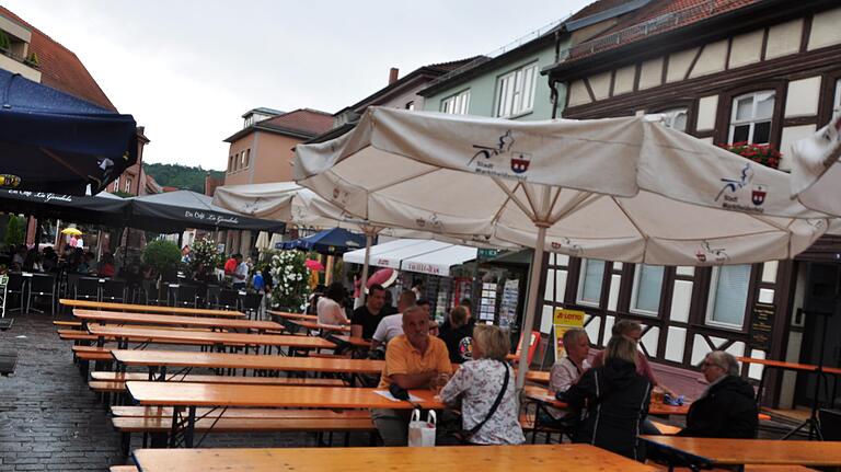 Der Unterschied zum Nachmittag ist gravierend. Trotzdem kamen schon am Nachmittag einige Menschen zum Sommer in der Stadt.