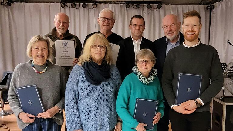 Auf dem Foto Gisela Mathes, Klaus Isselhorst, Gisela Pfannes, Rene Häussler, Detlef Bathelt, Helga Nünnighoff, Udo Link und Michel Grüner.