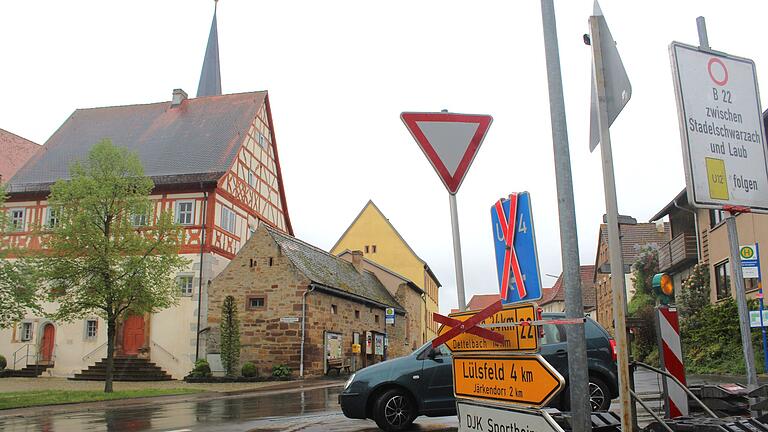 Wohl für einige Zeit wird der Ortskern von Stadelschwarzach zur Baustelle. Im Prichsenstädter Stadtteil steht die Dorferneuerung an. Das Geld dafür muss schnell beantragt werden.