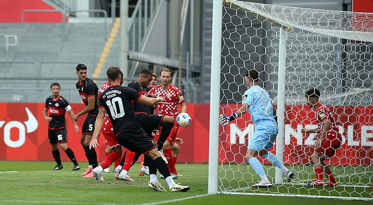 Tor Nummer drei: Noah Awassi (Mitte) drückt den Ball zum 3:0 für die Kickers über die Linie.