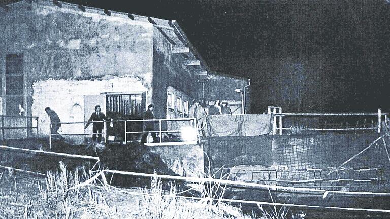 Dieses Bild über die Suche am Fundort erschien damals in der Zeitung: In der Güllegrube eines Aussiedlerhofs in Wiesenfeld (Lkr. Main-Spessart) war am 17. Dezember 1993 die Leiche von Sabine B. gefunden worden. Dieses Bild über die Suche am Fundort erschien damals in der Zeitung: In der Güllegrube eines Aussiedlerhofs in Wiesenfeld (Lkr. Main-Spessart) war am 17. Dezember 1993 die Leiche von Sabine B. gefunden worden. 
