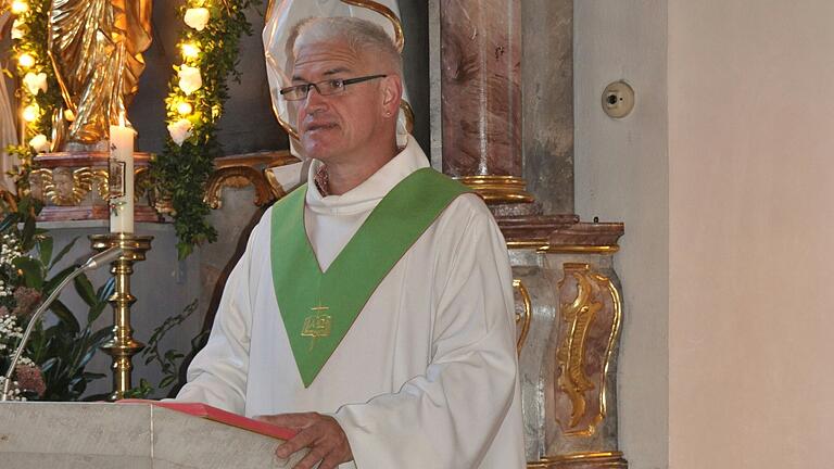 Als Wortgottesbeauftragter lädt Hermann Doile auch die KIrchengemeinde in Hausen ein.