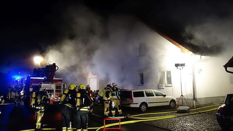 Schwerer Wohnhausbrand in Wiesentheid im Januar 2019: Jetzt steht ein 35-Jähriger deshalb vor Gericht. Die Anklage: Brandstiftung und Mordversuch in drei Fällen. Schwerer Wohnhausbrand in Wiesentheid im Januar 2019: Jetzt steht ein 35-Jähriger deshalb vor Gericht. Die Anklage: Brandstiftung und Mordversuch in drei Fällen.