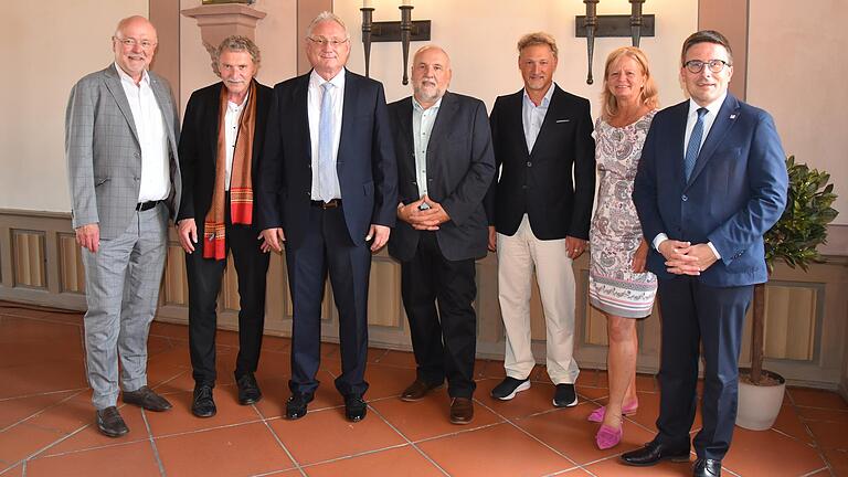 20 Jahre Psychosomatische Medizin und Psychotherapie am Krankenhaus Tauberbischofsheim: Dem Chefarzt der Abteilung Dr. Mathias Jähnel (Dritter von links) gratulierten (von links) Thomas Wigant, Prof. Dr. Heinz Weiß, Dr. Edgar Hartung, Prof. Dr. Stefan Schulz, Anette Schmidt und Christoph Schauder.