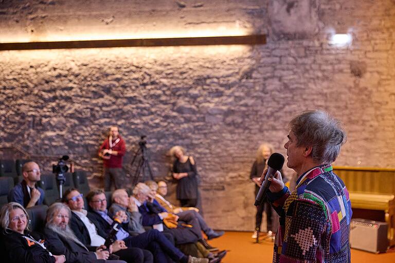 Eröffnung des 50. Internationalen Filmwochenendes im Central Programmkino auf dem Bürgerbräu-Gelände: Vorstand Werner Schmitt begrüßt die BesucherInnen des Internationalen Filmfestivals im großen Saal des Central Programmkinos.