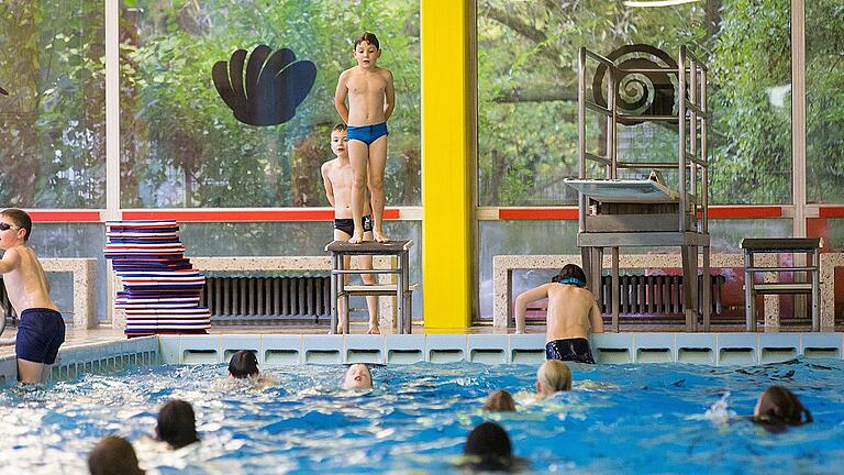 Jugendschwimmtraining im Gustav-Walle-Bad: Ab 2020 sollen die Kinder im neuen Nordbad auf dem Gelände der Wolffskeel-Realschule schwimmen lernen. Archivfoto: Patty Varasano