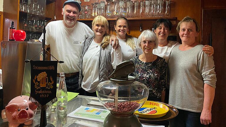 Bester Dinge bei der Eröffnung des Goldenen Stern in Schweinshaupten nach 32 Jahren (von links) Andreas Albert, Bettina und Jasmin Baum, Eleonore Clements, Kristin Clements-Albert und Helga Grüner. Bester Dinge bei der Eröffnung des Goldenen Stern in Schweinshaupten nach 32 Jahren (von links) Andreas Albert, Bettina und Jasmin Baum, Eleonore Clements, Kristin Clements-Albert und Helga Grüner.