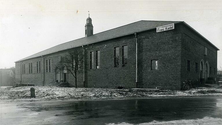 Die Florian-Geyer-Halle auf einer Reproduktion des Kitzinger Stadtarchivs. Am 25. Oktober 1936 wurde der Bau von Gauleiter&nbsp; Otto Helmuth eröffnet.