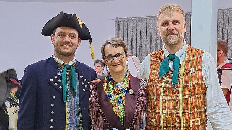 Auf dem Foto William Weiland (Vorsitzender der Blumenauer Volkstanzguppe) zusammen mit Roswitha und Stefan Ziel, welche seit vielen Jahren den internationalen Austausch organisieren. Auf dem Foto William Weiland (Vorsitzender der Blumenauer Volkstanzguppe) zusammen mit Roswitha und Stefan Ziel, welche seit vielen Jahren den internationalen Austausch organisieren.