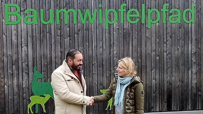 Sandra Fischer, die Leiterin des Baumwipfelpfads, gibt Mirko Ratmann, dem Geschäftsführer der Ratmann Gastro GmbH, die Hand. Das Unternehmen pachtet ab 1. Januar 2024 die Gastronomie am Baumwipfelpfad Steigerwald bei Ebrach. Sandra Fischer, die Leiterin des Baumwipfelpfads, gibt Mirko Ratmann, dem Geschäftsführer der Ratmann Gastro GmbH, die Hand. Das Unternehmen pachtet ab 1. Januar 2024 die Gastronomie am Baumwipfelpfad Steigerwald bei Ebrach.