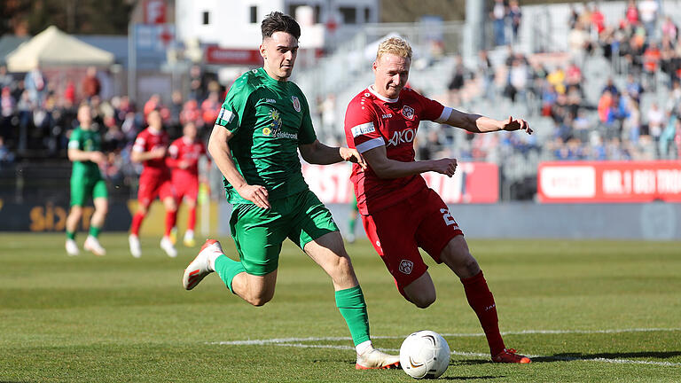 Fussball, Regionalliga Bayern, FC Würzburger Kickers - SpVgg Ansbach       -  Gibt es für die Würzburger Kickers im ersten Punktspiel des Jahres gegen die SpVgg Ansbach Grund zum Jubeln? Im Bild v.li.: Pepe Brekner (SpVgg Ansbach), Luke Hemmerich (FC Würzburger Kickers)