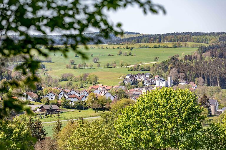Der Premiumwanderweg 'Jossgrundrunde' zeichnet sich auf 11,6 Kilometern durch besonders schöne und vielfältige Eindrücke im schönen Jossgrund im Spessart aus. Der Premiumwanderweg 'Jossgrundrunde' zeichnet sich auf 11,6 Kilometern durch besonders schöne und vielfältige Eindrücke im schönen Jossgrund im Spessart aus.