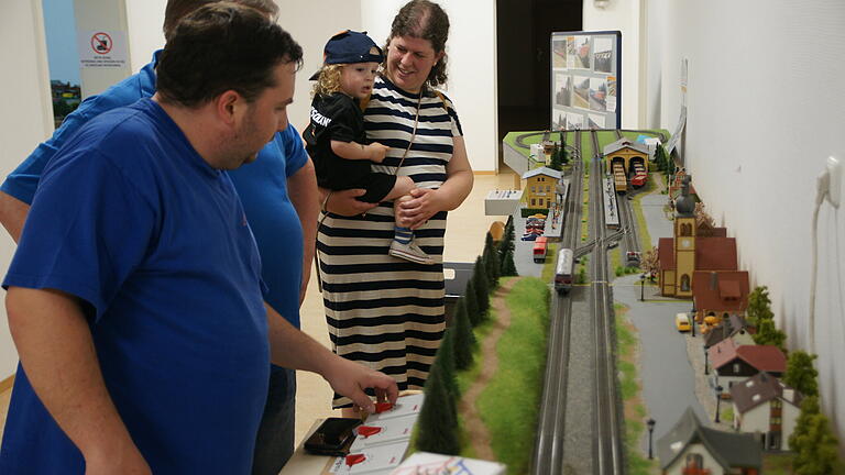 Stadtfest Bad Brückenau: Sparevent mit Stimmungshöhen       -  Modelleisenbahnen scheinen die Menschen immer noch zu faszinieren, wie hier die Anlage der  Eisenbahnfreunde Sinntalbahn.