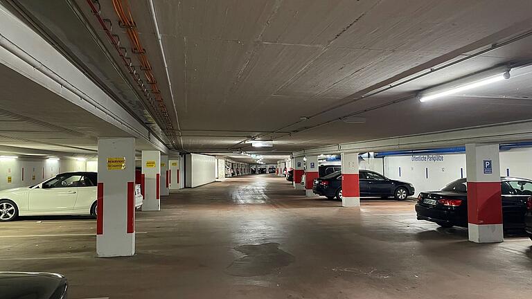 In der Karlstadter Altstadtgarage kostet das Parken je angefangene 30 Minuten aktuell noch 50 Cent. E-Autos parken derzeit sogar gratis. Beides soll sich nun ändern.