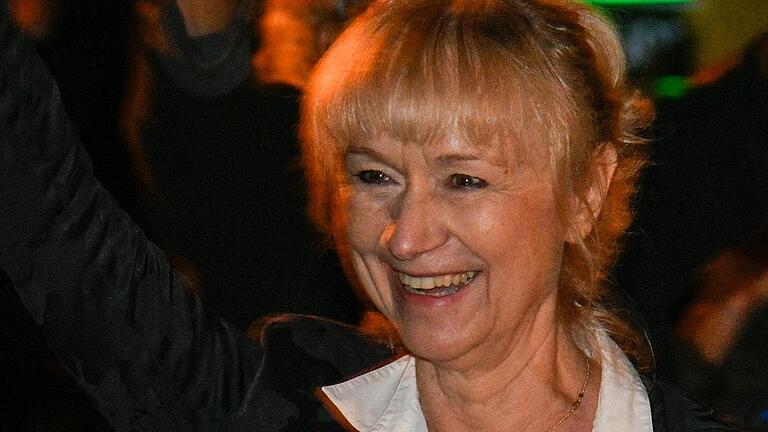 In Main- und Tauberfranken trat die AfD-Abgeordnete Christina Baum regelmäßig bei sogenannten Querdenker-Demos auf. Das Bild entstand 2022 in Ochsenfurt (Lkr. Würzburg). In Main- und Tauberfranken trat die AfD-Abgeordnete Christina Baum regelmäßig bei sogenannten Querdenker-Demos auf. Das Bild entstand 2022 in Ochsenfurt (Lkr. Würzburg).