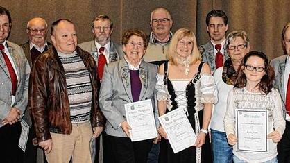 Die Ehrung verdienter Mitglieder stand im Mittelpunkt der Jahreshauptversammlung der Knetzgauer Schützen. Aus den Händen von Schützenmeister Jürgen Jagielski (rechts) und 2. Schützenmeister Helmut Kraus (links) erhielten die Geehrten ihre Auszeichnungen.