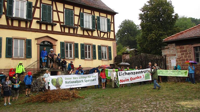 Bei der Landra(d)tstour im vergangenen Jahr in Erlenfurt gab es Informationen zum geplanten Eichenzentrum und Proteste dagegen.