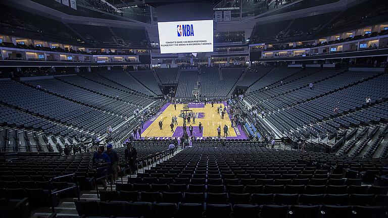 Blick in die Basketball-Halle in Oklahoma, wo die Partie der City Thunder gegen die Utah Jazz kurz vor dem Sprungball abgesagt wurde, weil Utahs Rudy Gobert positiv auf das Coronavirus getestet wurde.