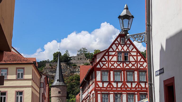 Die Straßenbeleuchtung geht in Karlstadt jetzt später an und früher aus. Wahrzeichen wie die Karlsburg werden daneben nachts nicht mehr beleuchtet.