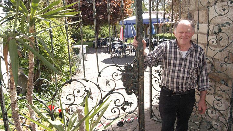 Herinspaziert:&nbsp; Klaus Ebner steht an der Tür zum Biergarten des Hotels Ebner in Bad Königshofen (Archivbild). Startschuss für die Biergarten-Saison ist heuer am 28. April mit der Country- and Westernband Daniel T. Coates.