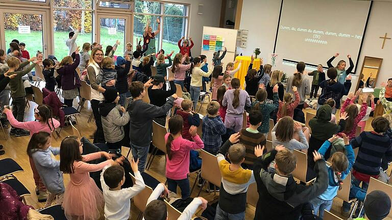 Mit Begeisterung sangen die Grundschüler gemeinsam am Kinderbibeltag unter dem Motto 'Von Gott gemacht' im evangelischen Gemeindehaus in Marktheidenfeld.