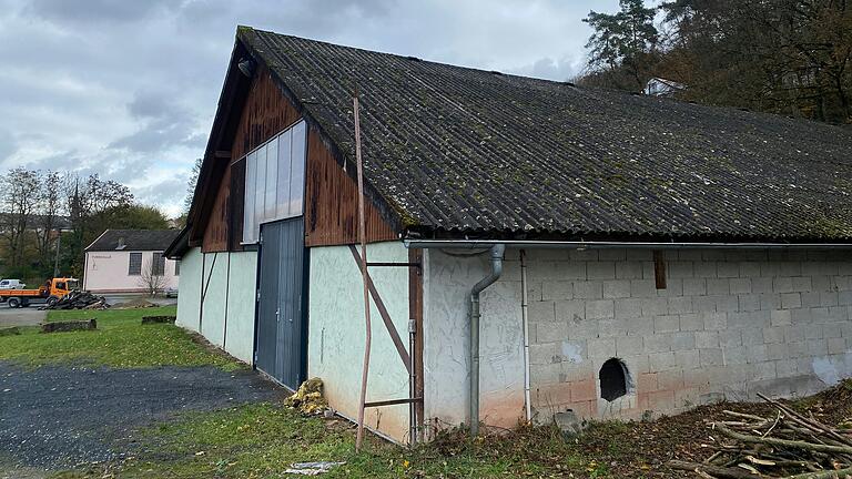 An der Festhalle Wernfeld soll unter anderem das große Eternitdach saniert werden.