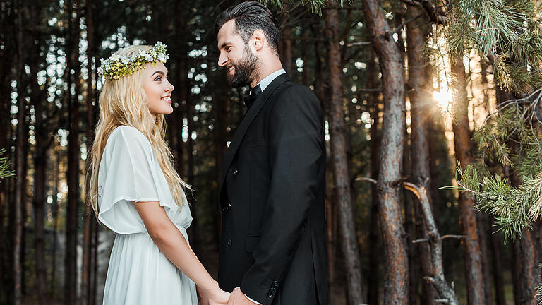 Minimalistische Hochzeit       -  Bei einer minimalistischen Hochzeit setzt das Ehepaar auf dezente Akzente, die dennoch für Wow-Effekte sorgen.