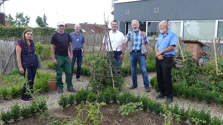 Über eine erfolgreiche Zertifizierung kann sich der Naturgarten an der Umweltbildungsstätte Oberelsbach freuen. Das Bild zeigt von links: Naturgartenbewerterin Kerstin Leusch, Gärtner des Marktes Oberelsbach Markus Henneberger, den Kreisfachberater für Gartenbau und Landespflege Georg Hansul, Geschäftsführer der Umweltbildungsstätte Bernd Fischer, sowie die Naturgartenbewerter Franz Mock und Karlheinz Kronester.