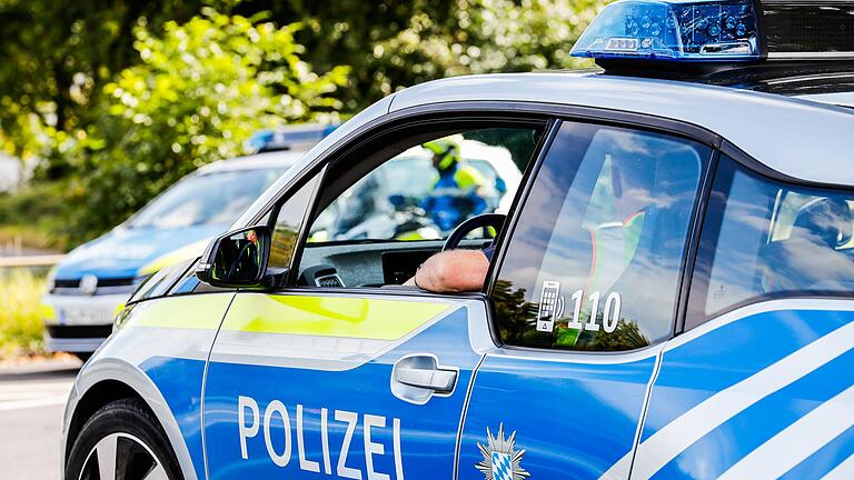 Nach dem Fund von zwei Leichen ermittelt die Polizei in Laufach im Landkreis Aschaffenburg. Bei den Toten handelt es sich offenbar um Vater und Tochter.