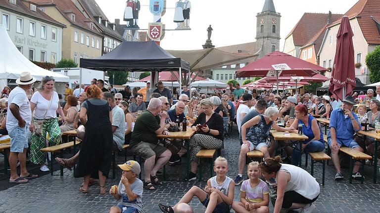 Die ungezwungene sommerliche Atmosphäre des Marktplatzsommers lockte an den vergangenen Donnerstagen wieder viele Menschen nach Bad Neustadt.