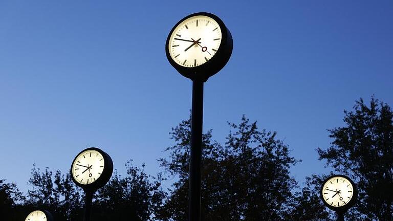 Das Ende der Zeitumstellung lässt auf sich warten. Foto: Oliver Berg/dpa       -  Zweimal im Jahr wird die Zeit in Deutschland und Europa umgestellt. Aber seit wann gibt es die Zeitumstellung eigentlich?