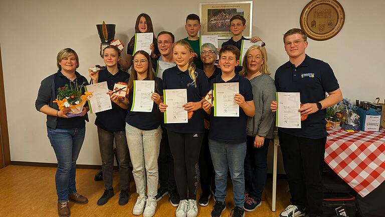 Erfolgreich bei den JMLA: Pauline Kuhn, Patrick Zipf, Finn Firmbach (hinten); Jugendleiterin Kerstin Pürzl, Luna Firmbach, Nele Kuhn, Jan Faulhaber, Sarah Berghammer, 1. Vorsitzende Elke Krappel, Elia Stoy, Dirigentin Daniela Stoy, Matteo Boccagno (es fehlt Emily Firmbach).