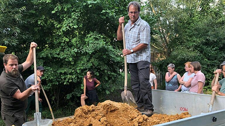 Auch in Oberelsbach werden Nisthügel angelegt. Die gelbe Farbe des Sandes ist ein gutes Indiz dafür, dass der Sand zum Bau geeignet ist.