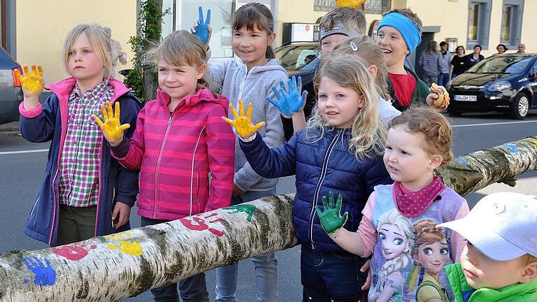 Viel Spaß mit den bunten Farben: die KLJB lud ein, Spuren am Stamm des Maibaums zu hinterlassen. Das taten die Kinder gerne.