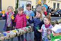 Viel Spaß mit den bunten Farben: die KLJB lud ein, Spuren am Stamm des Maibaums zu hinterlassen. Das taten die Kinder gerne.