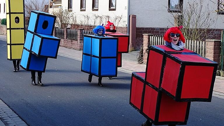 Passten perfekt: die Verkleidungen der Gruppe &bdquo;Tetris&ldquo; in Uettingen.