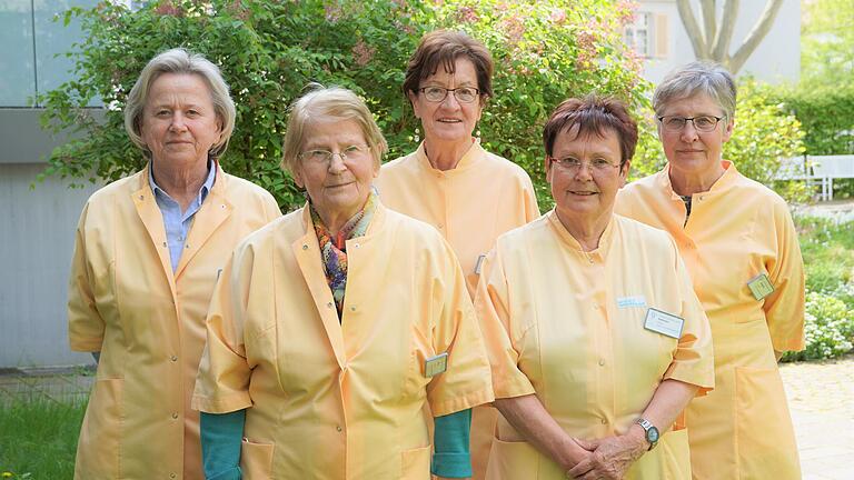 Sie machen als „Gelbe Damen“ im Krankenhaus St. Josef weiter (von links): Margot Eck, Heidi Zehnter, Anna Düring, Elfriede Klug und Erika Ziegler. Es fehlen Brigitte Sauer und Monika Hahn, die weiterhin als ehrenamtliche Besucherinnen anzutreffen sind.