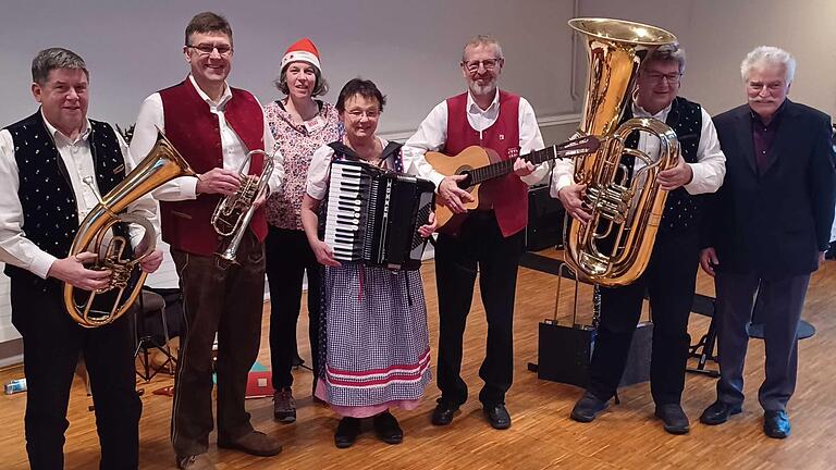 „Querbeet“ bei der BSW-Weihnachtsfeier: Erika Kurfess (Mitte) und ihr Männerquartett Werner Sauer, Josef Mennig, Alfons Schlereth und Willi Dotter in Trachtenanzügen (von links) Thomas Störlein, Außenstellenleiter der Stiftungsfamilie BSW Bahnsozialwerk in Gemünden.