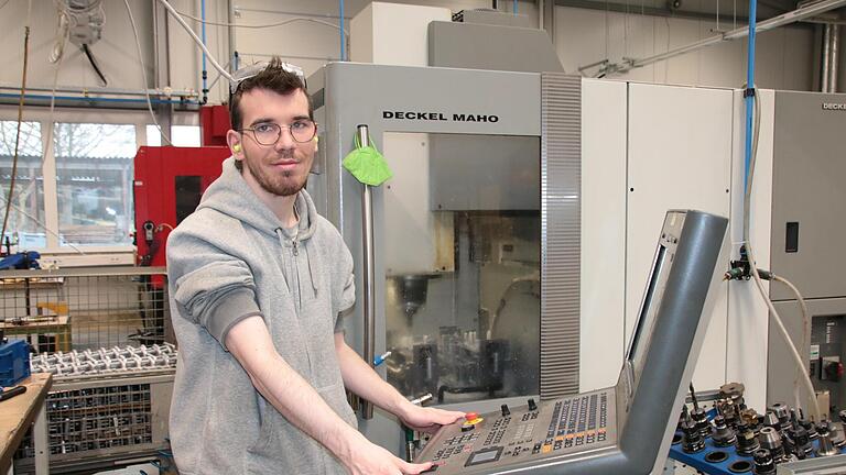 Maxemilian Kehl aus Sulzthal freut sich über seinen Arbeitsplatz in der neuen, hellen Werkstatt.       -  Maxemilian Kehl aus Sulzthal freut sich über seinen Arbeitsplatz in der neuen, hellen Werkstatt.