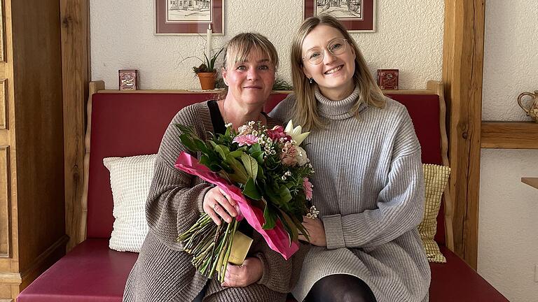 Amelie Witt (rechts) ehrte Silke Rüttinger (links) für zehn Jahre Betriebszugehörigkeit im Haus der Pflege. Amelie Witt (rechts) ehrte Silke Rüttinger (links) für zehn Jahre Betriebszugehörigkeit im Haus der Pflege.