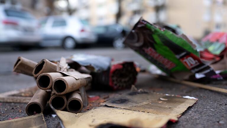 Neujahr - Aufräumarbeiten in München       -  Tonnenweise Silvestermüll sammelten die Beschäftigten der Stadtreinigungen in Bayerns Städten ein.