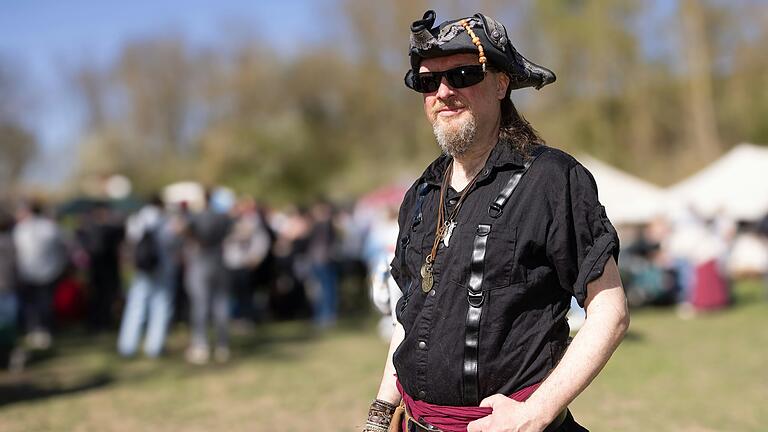 Robin Fischer kommt aus München und ist öfter auf Mittelaltermärkten und Fantasyfestivals unterwegs. In Gaukönigshofen sorgt er mit seiner Band für den musikalischen Teil des Tages.