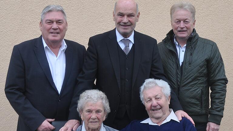 Kamen, um zu gratulieren (von links): Bürgermeister Konrad Schlier, Landrat Eberhard Nuß und der Bergtheimer Sportsvereinsvorstand Georg Lutz vom SV-Bergtheim mit dem Jubelpaar Berta und Lothar Göbel. Kamen, um zu gratulieren (von links): Bürgermeister Konrad Schlier, Landrat Eberhard Nuß und der Bergtheimer Sportsvereinsvorstand Georg Lutz vom SV-Bergtheim mit dem Jubelpaar Berta und Lothar Göbel.