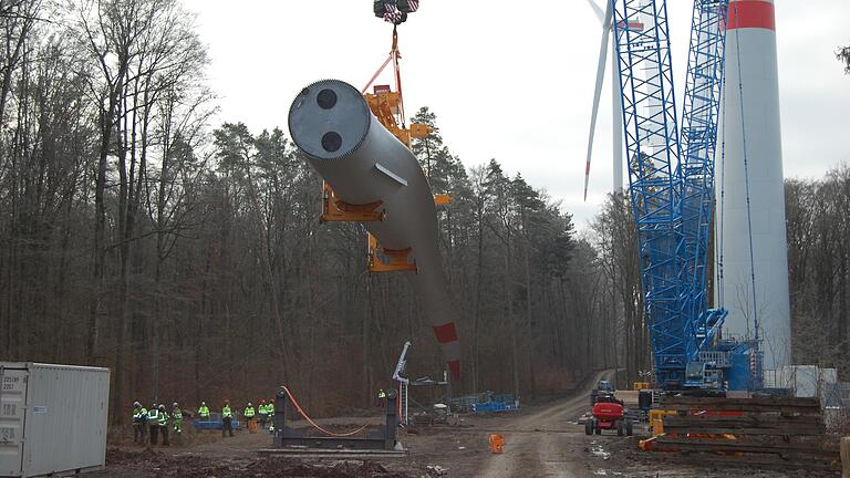 24 Tonnen wiegt der Windrad-Flügel, der zur Montage 161 Metern hoch gehoben werden musste.&nbsp;&nbsp;