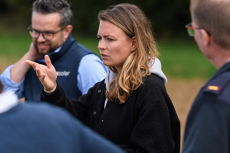 'quer'-Autorin Laura Beck moderiert die Diskussionsrunde im Muckenbachtal. 'quer'-Autorin Laura Beck moderiert die Diskussionsrunde im Muckenbachtal.