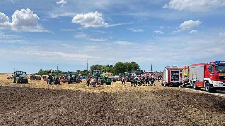 Zu einem Großeinsatz rückten 13 Feuerwehren im Landkreis Kitzingen am Samstag nach Hellmitzheim aus, weil ein Ackerbrand außer Kontrolle zu geraten drohte.