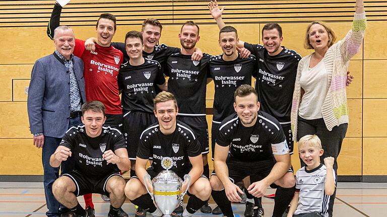 Der TSV Unterpleichfeld gewinnt den 29. EEV-Cup in Bergtheim. Im Bild (hinten von links) Sponsor Helmut Jäth, Björn Trott, Marcel Meusert,&nbsp;Lennard Kneitz, Lukas Gull, Valentin Vogel, Johannes Göbel, Sitta Kaufmann (Vereinsvorsitzende SV Bergtheim) sowie (vorne)&nbsp;Tom Oeffner, Tillmann Schäfe, Leon Vollmuth und TSV-Fan Fabian Redelbeger.