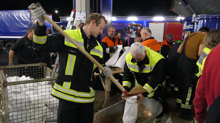 Zusätzlich zur Abfüllung mit der Maschine wurde auch so Hand angelegt. Zusätzlich zur Abfüllung mit der Maschine wurde auch so Hand angelegt.