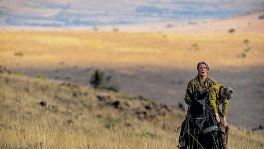 Gnadenloser Rächer: Ex-Soldat Jon (Mads Mikkelsen) mit seinem ermordeten Sohn in einer Szene von &bdquo;The Salvation&ldquo;.