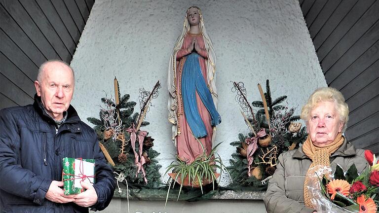 Rita und Hans Werner in der Mariengrotte im Friedhof zu Unterspiesheim: Seit mehr als 30 Jahren sorgen sie für den stilvollen Schmuck – je nach Jahreszeit, mit immer mit neuen Ideen.